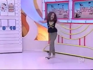 Maisa perde sapato ao vivo no Bom Dia e Cia