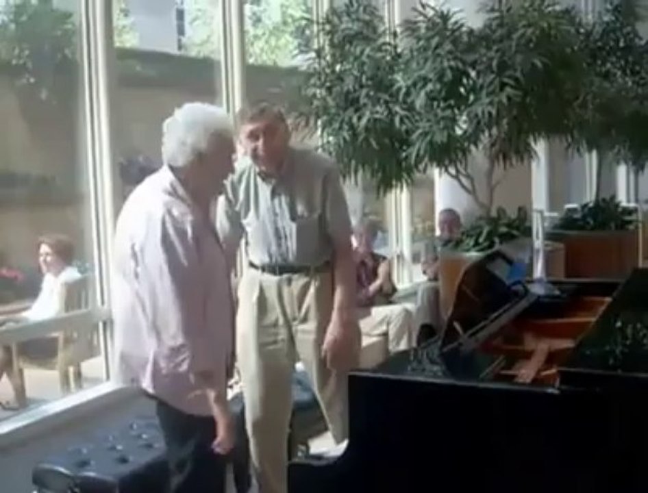 Deux vieilles personnes savent jouer au piano