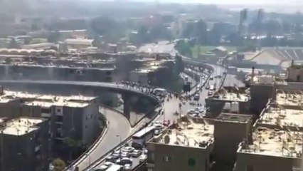 Des manifestants égyptiens poussent un véhicule hors du pont