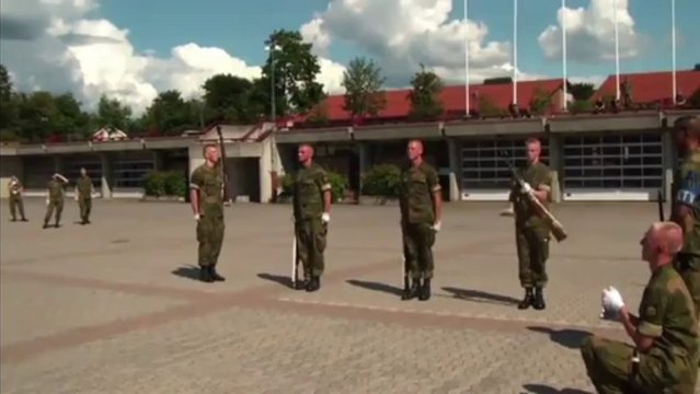 Des militaires s'entraînent à jeter le fusil
