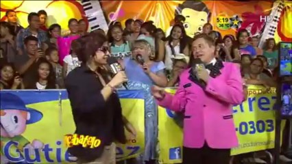 Le explican el Jueves de Besos