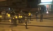 POLICIA COLOMBIANA CON CAPUCHA Y CHAQUETAS VOLTEADAS HACIENDO TERROR.