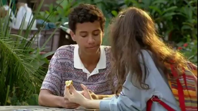 Fábio se preocupa com o atraso de um dos jogadores do time de vôlei