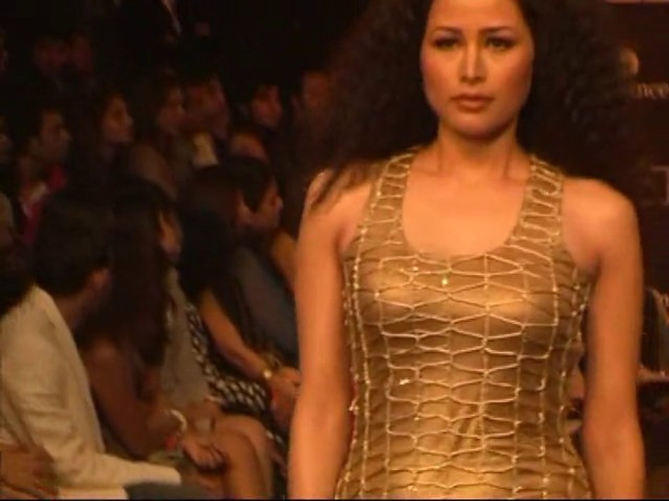 Raw:Kareena and Karishma at lfw for vikram phadnis