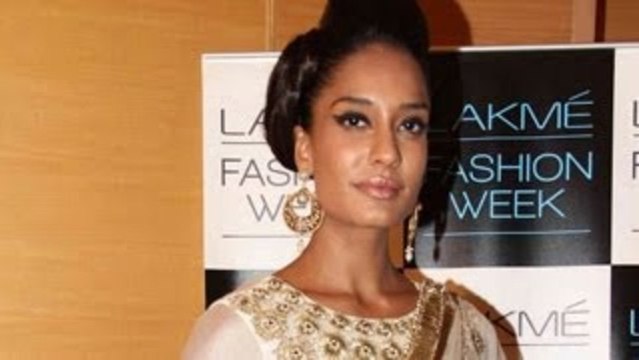 Lisa Haydon Showstopper For Payal Singhal Show @ LFW Winter/Festive 2013