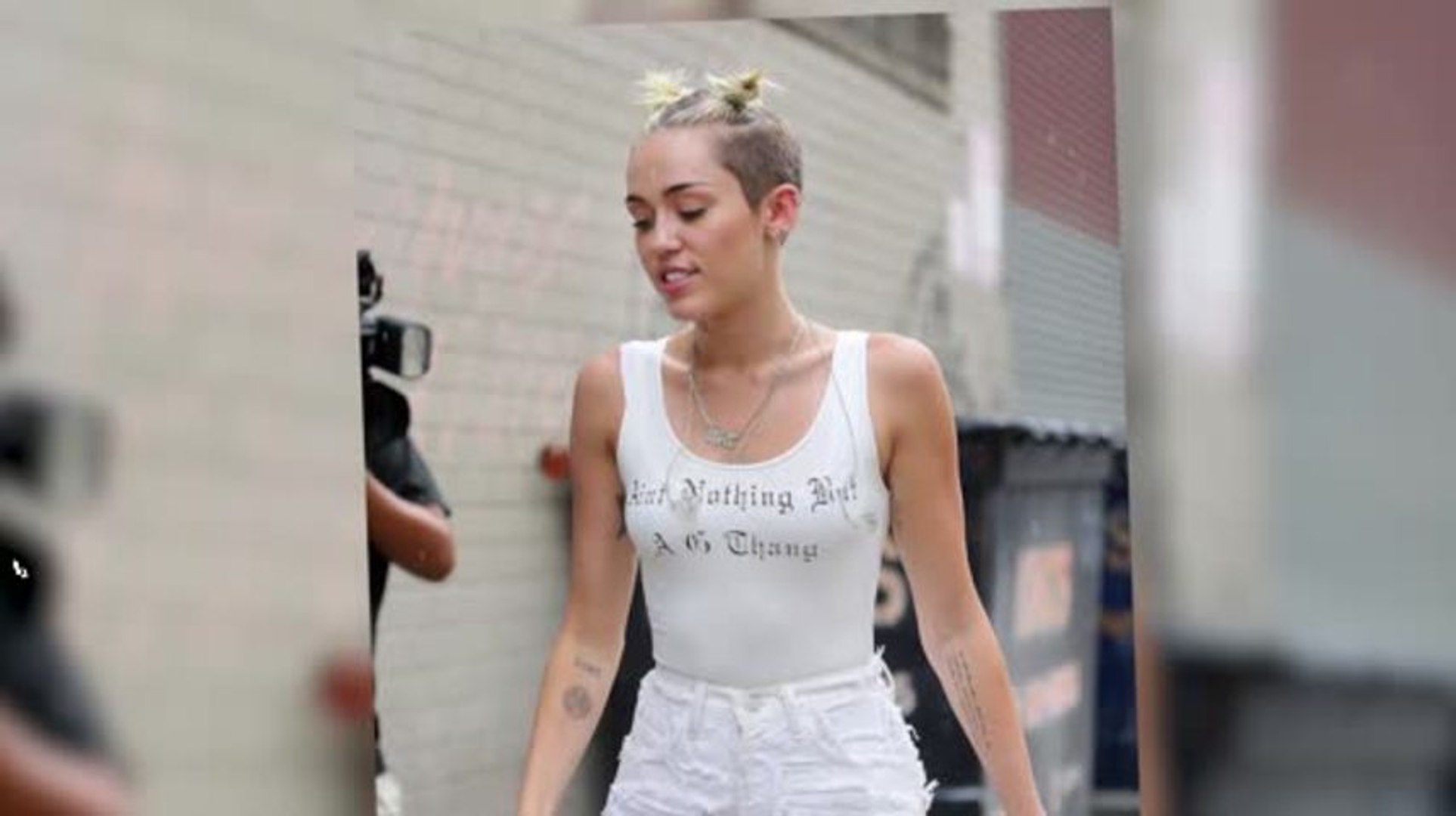 Miley Cyrus tout en blanc sous la pluie