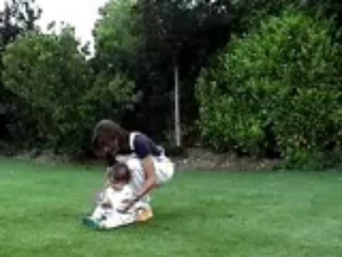 Mamie joue au foot avec un bébé / mamy play football with baby