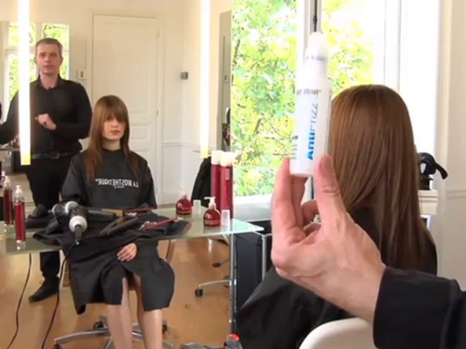 Vidéo coiffure : une coupe de cheveux tendance sur cheveux longs !