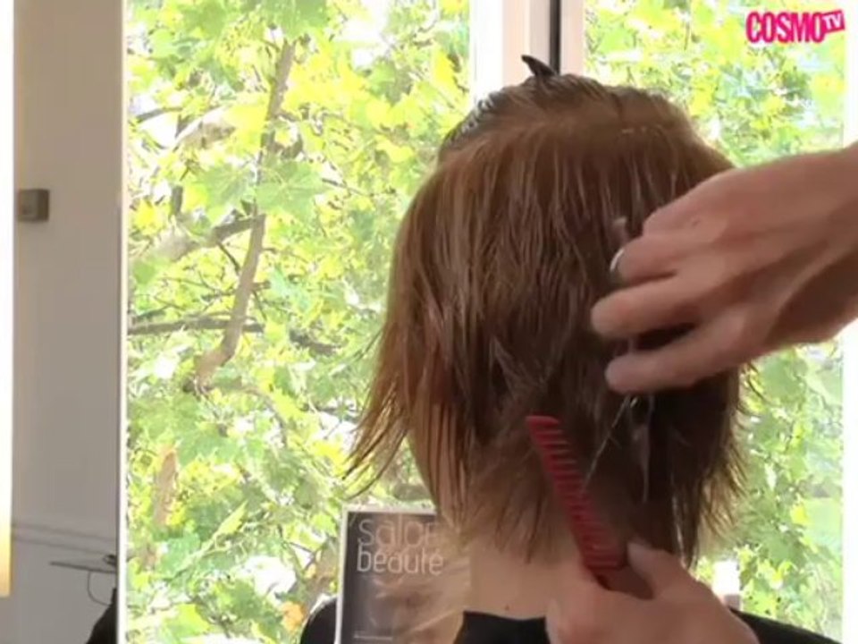 Vidéo coiffure : une coupe de cheveux tendance sur cheveux courts !