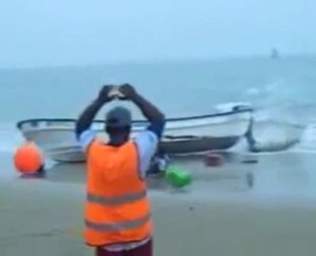 Accident de bateau super violent : il fait un tonneau sur la plage.