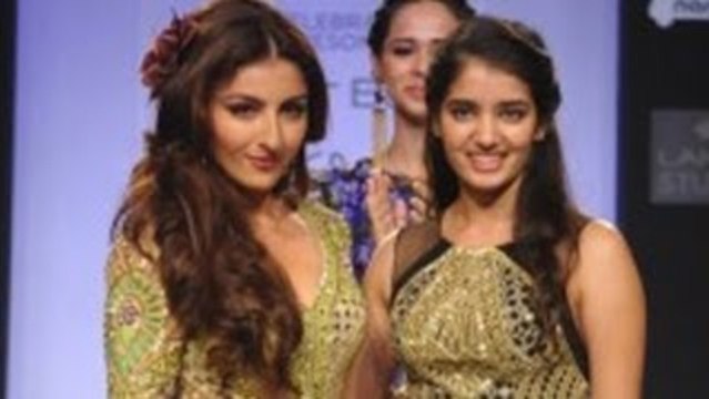 Soha Ali Khan Walks the Ramp For Arpita Mehta Show @ LFW Winter/Festive 2013 !