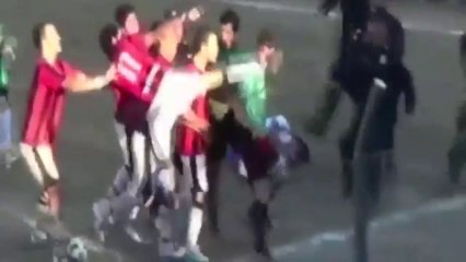 Intolérable ! Un joueur envoie un high kick dans la tête d'un arbitre !