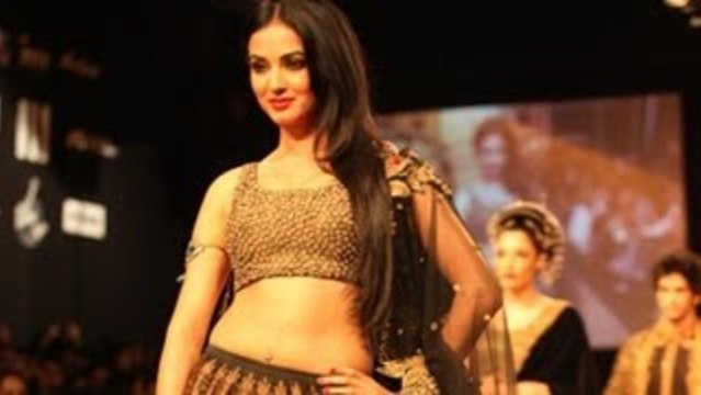 Sonal Chauhan Walks The Ramp For Shantanu Goenka @ LFW Winter/Festive 2013