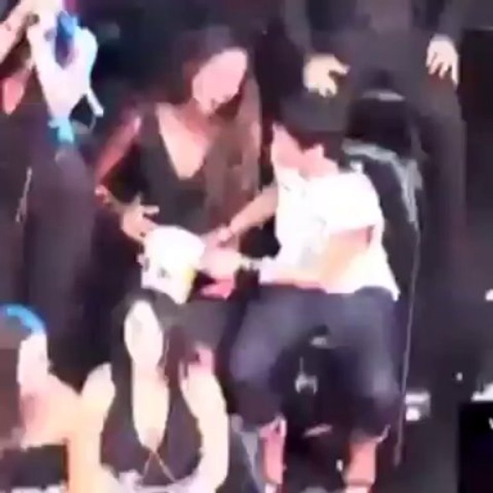 Rihanna and Mélissa at vma2013 lmao !! Popcorn