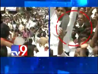 Cong MLA Shahjahan Basha asked to go back by Samaikhyavadis