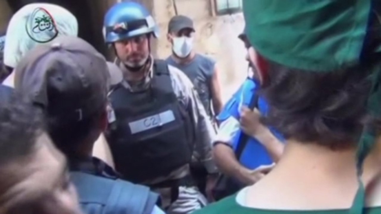 U.N. inspectors reach Syria gas victims, despite coming under fire