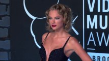 Taylor Swift laisse échapper un juron pendant qu'Harry Styles est sur scène aux MTV VMAs