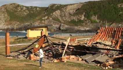 Derrumbe del techo del bar de la playa de Carranques