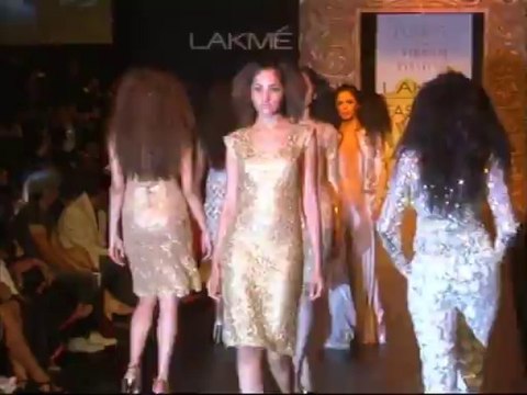 Raw:Kareena and Karishma at lfw for vikram phadnis