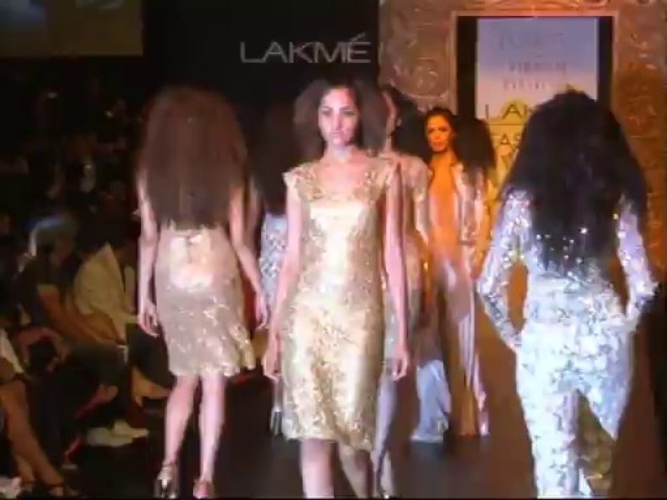Raw:Kareena and Karishma at lfw for vikram phadnis