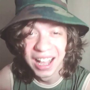 Hunharca gülen adam