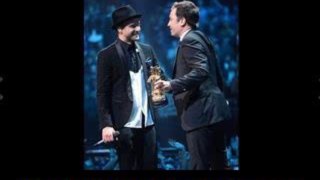 MTV VMA 2013 Jimmy Fallon moves in to hug his buddy Justin Timberlake VMA 2013