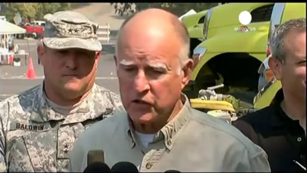 Los bomberos ganan un "round" al incendio en el parque...