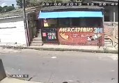 Tentativa de assalto a mão armada frustrada. Brazilian Robbery Gone Wrong