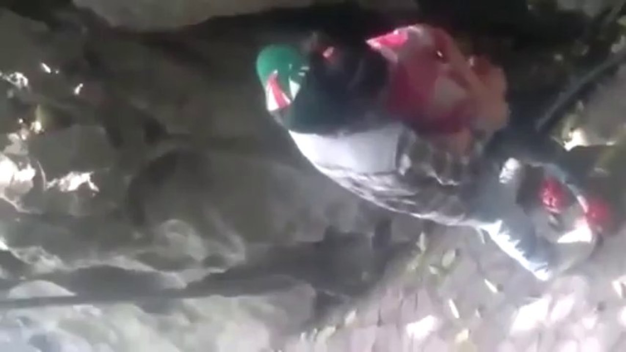 [Full] clip doi hoc sinh may mua trong vach nui bi quay len