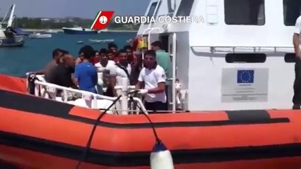 Download Video: Lampedusa - Sbarco di immigrati (26.08.13)