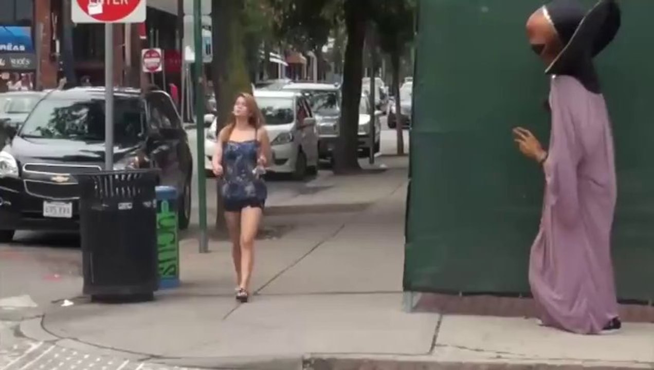 Caméra cachée "Invasion Alien" qui tourne mal... Les flics débarquent et arrêtent tout le monde!