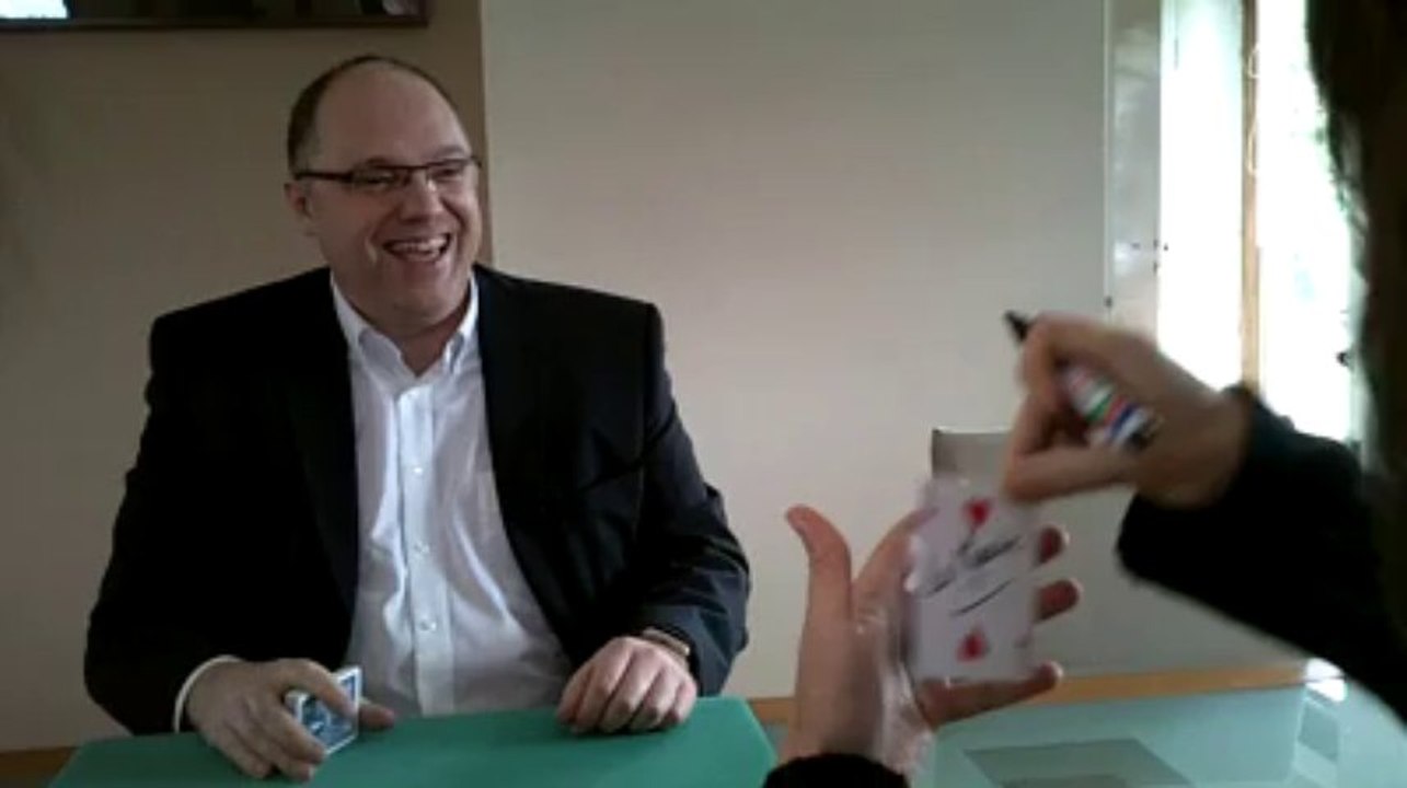 Philippe Noël, magicien, réalise un tour (3)
