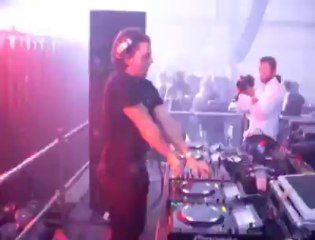 Aux platines avec le DJ suédois Axwell à la soirée "Oh Oui !" (Herstal - 18.12.10)