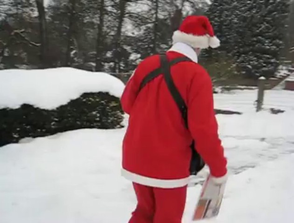 Le facteur père Noël dans la neige