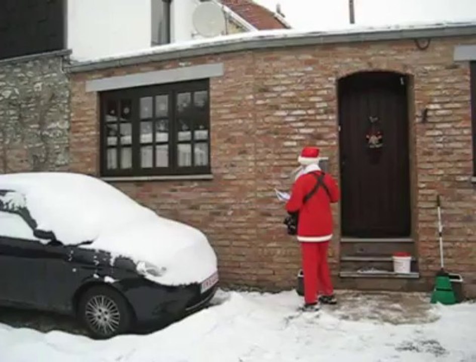 Le facteur père Noël dans la neige