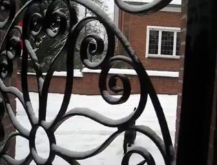 Le facteur père Noël dans la neige