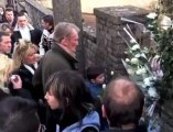 Le père et les participants à la marche d'Angie dépose une rose blanche pour lui rendre hommage