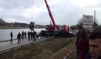 Une voiture repêchée en Meuse, à Andenne (18/01/11)