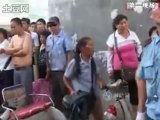 Une Chinoise enlève son pantalon, et frappe la police (la vidéo)