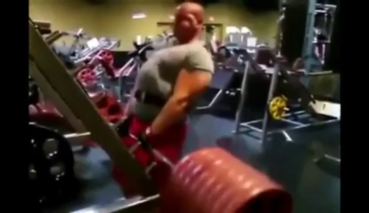 New Bodybuilding technic : The Pigeon. So funny and ridicuous!