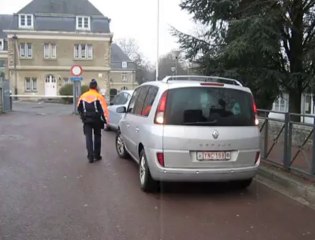 Une voiture garée au mauvais endroit