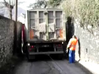 Huy: guidé par son GPS, un camion se retrouve bloqué dans une ruelle