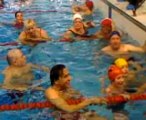 Elio Di Rupo dans la piscine du Centra aquatique de Mons