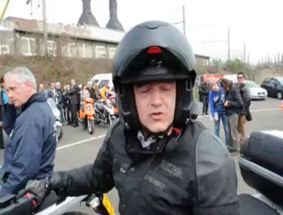 Benoit Lutgen essaye le parcours à moto de sécurité d'Angleur