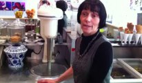 Françoise Gaspard explique le procédé de fabrication des ses glaces et granités