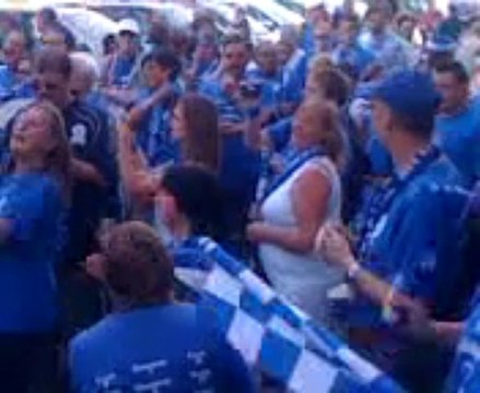 Les joueurs de Mons-Hainaut montent dans le car