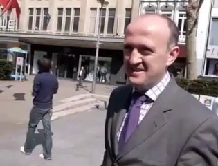 Hasan Aydin chante L'Internationale