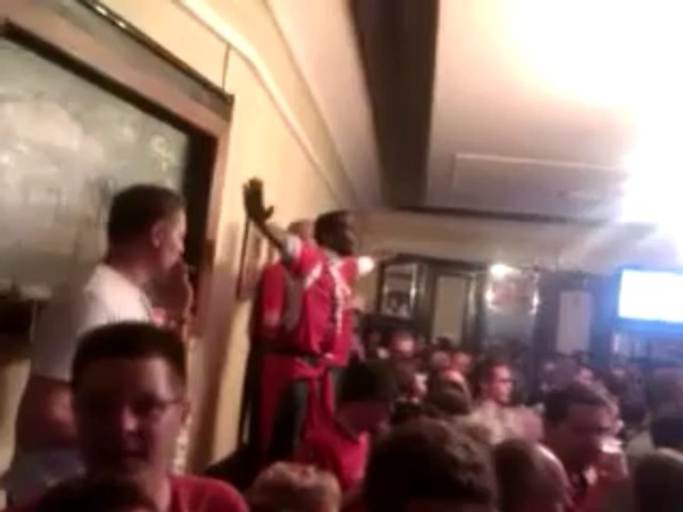 Ambiance "Café de la Paix" à Arlon pendant le match Genk-Standard