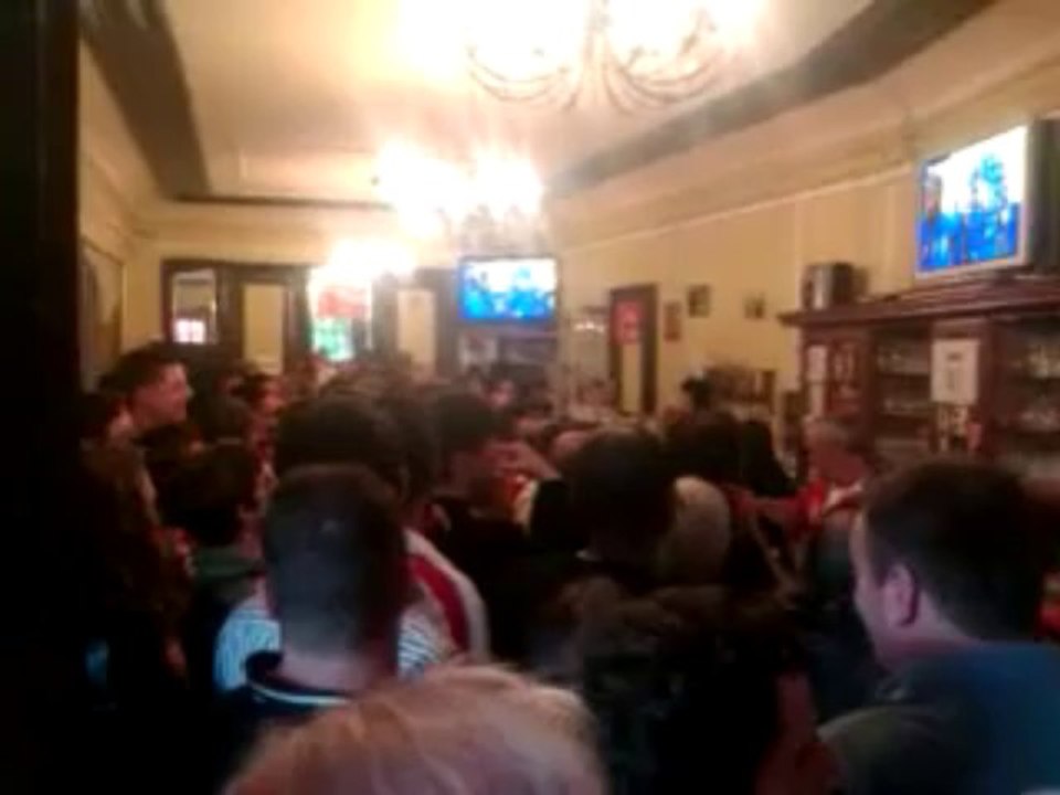Ambiance "Café de la Paix" à Arlon pendant le match Genk-Standard