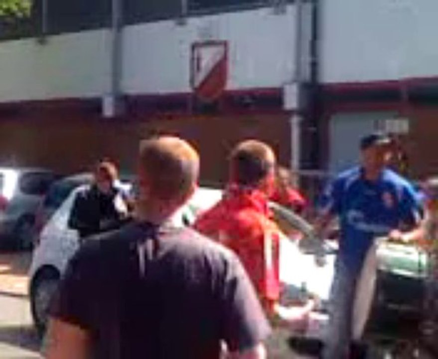 Waasland-Mons: les supporters fêtent le départ des joueurs